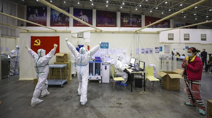 Aktivitas Pasien Virus Corona di China Banyaknya jumlah orang yang postif virus corona di Wuhan membuat sejumlah lokasi disulap jadi rumah sakit darurat. Yuk, lihat aktivitas para pasien di rs itu.