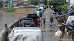Duh, Jalan Inspeksi Kali CIliwung Jadi Parkir Liar