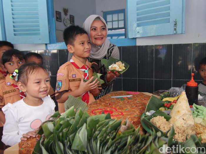 Berbagai cara dilakukan untuk memperingati Hari Peduli Sampah Nasional (HPSN). Salah satunya dengan merayakan ultah tanpa menggunakan plastik.