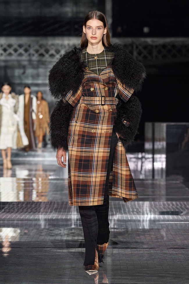 Fashion show terbaru Burberry ready to wear fall/winter 2020 yang diadakan di Olympia, London Fashion Week 2020, London, Inggris, Senin [17/2/2020]. Foto: dok. Vouge.