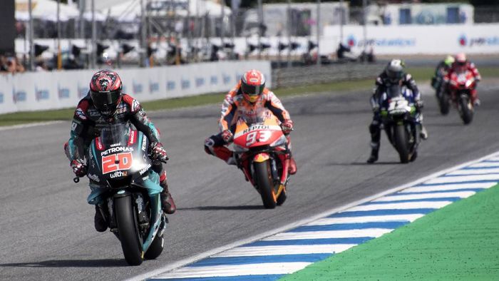 BANGKOK, THAILAND - OCTOBER 06:  Fabio Quartararo of France and Petronas Yamaha SRT leads the field during the MotoGP race during the MotoGP of Thailand - Race on October 06, 2019 in Bangkok, Thailand. (Photo by Mirco Lazzari gp/Getty Images)