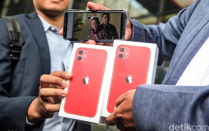 Masyarakat Anti Korupsi Indonesia (MAKI) gelar sayembara mencari Nurhadi-Harun Masiku. Ada dua iPhone 11 bagi informan yang tahu keberadaan 2 buronan KPK itu.