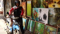 Setiap pedagang menjajakan puluhan bahkan ratusan lukisan untuk dijual kepada para wisatawan.
