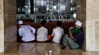 Para peserta aksi yang akan mengikuti aksi itu mulai berdatangan ke kawasan Monas. Tak sedikit dari mereka yang melaksanakan Salat Jumat terlebih dahulu di Masjid Istiqlal.