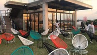 Meski kafe ini didesain dengan sederhana tapi karena konsep ribuan mawar dan pemandangannya yang indah kafe ini tak pernah sepi dari pengunjung. Foto: Instagram/Ist