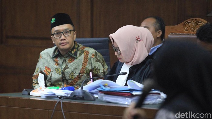 Ada yang berbeda dari penampilan Imam Nahrawi saat jalani sidang lanjutan di Pengadilan Tipikor, Jakarta. Ya, ia terlihat mengenakan peci bertuliskan NU.