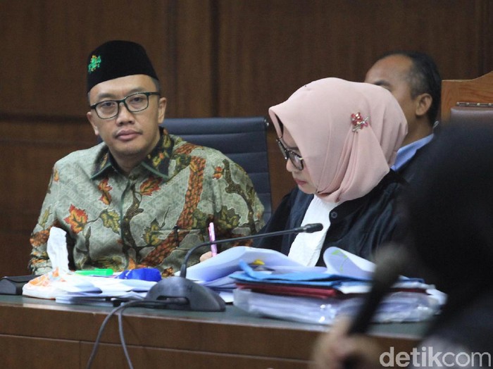 Ada yang berbeda dari penampilan Imam Nahrawi saat jalani sidang lanjutan di Pengadilan Tipikor, Jakarta. Ya, ia terlihat mengenakan peci bertuliskan NU.