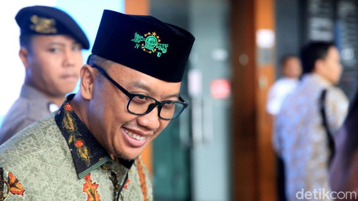 Ada yang berbeda dari penampilan Imam Nahrawi saat jalani sidang lanjutan di Pengadilan Tipikor, Jakarta. Ya, ia terlihat mengenakan peci bertuliskan NU.