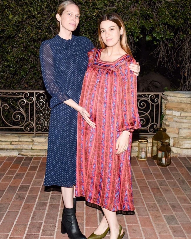 Dalam acara tersebut hadir pula penulis dan penari Erin Foster. Ia berpose bersama desainer dan stylist Jamie Mizrahi. Goop membuat kami pergi ke sebuah acara tanpa pakai makeup, tulisnya di caption foto Instagram. Foto: Instagram/@demimoore, @gwynethpaltrow, @erinfoster