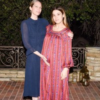 Dalam acara tersebut hadir pula penulis dan penari Erin Foster. Ia berpose bersama desainer dan stylist Jamie Mizrahi. Goop membuat kami pergi ke sebuah acara tanpa pakai makeup, tulisnya di caption foto Instagram. Foto: Instagram/@demimoore, @gwynethpaltrow, @erinfoster