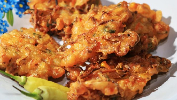 Bakwan is a fried food made from vegetables and flour commonly found in Indonesia. [1] Bakwan usually refers to snack snacks on vegetables that are usually sold by traveling vendors. The ingredients consist of bean sprouts, sliced cabbage (cabbage) or carrot slices, mixed in a flour mixture and fried in a lot of cooking oil. In West Java bakwan is called bala-bala, in Central Java especially Pati area is called Pia-pia. Bakwan is similar to Japanese cuisine Yasai Tenpura (vegetable tempura).