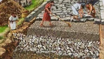 Beginilah cara membangun jalan di Roma, Italia pada masa kuno. Batu, kerikil dan pasir ditambahkan ke campuran pasir dan batu kapur. Foto: Pinterest via Gent Side