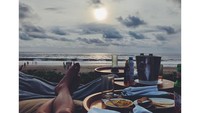 Sibuk menjadi DJ, Dimas tetap sempatkan untuk berlibur sambil menikmati aneka hidangan enak dengan pemandangan laut lepas. Foto: Instagram @dmustakira