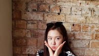 Mungkin ini ya rahasia ramping ala Seo Ji Hye. Ia santai ditemani segelas green juice. Slurpp! Foto: Instagram jihye8024