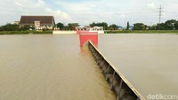 Agar dapat berfungsi maksimal kembali, Banjir Kanal Barat pun dinormalisasi sampai selesai tahun 2013. Kini, BKB yang sudah rapi jadi destinasi wisata yang ngehits. (Angling Adhitya Purbaya/detikcom)