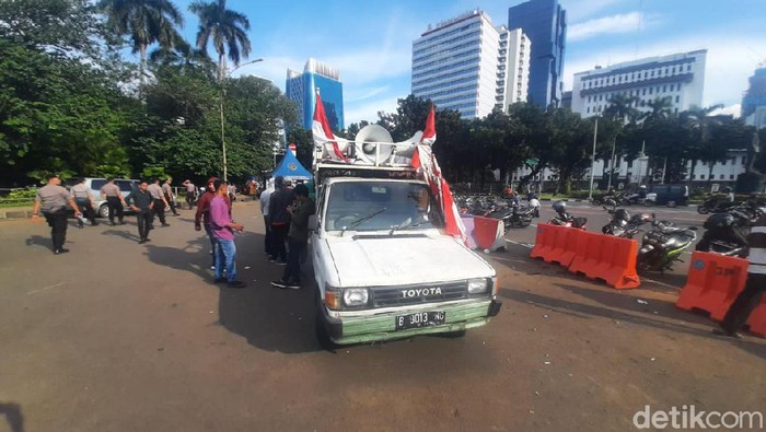 Massa Demo Pro-omnibus law membubarkan diri. (Yogi Ernes/detikcom)