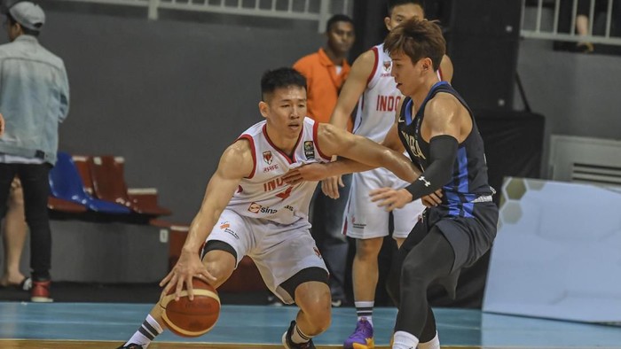 Pebasket Indonesia Grahita (kiri) mencoba melewati pebasket Korea Selatan Moon S G (kanan) pada pertandingan kualifikasi FIBA Asia Cup 2021 di Mahaka Arena, Jakarta, Kamis (20/2/2020).  ANTARA FOTO/Muhammad Adimaja/aww.