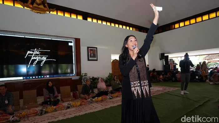putri tanjung isi sharing session di banyuwangi