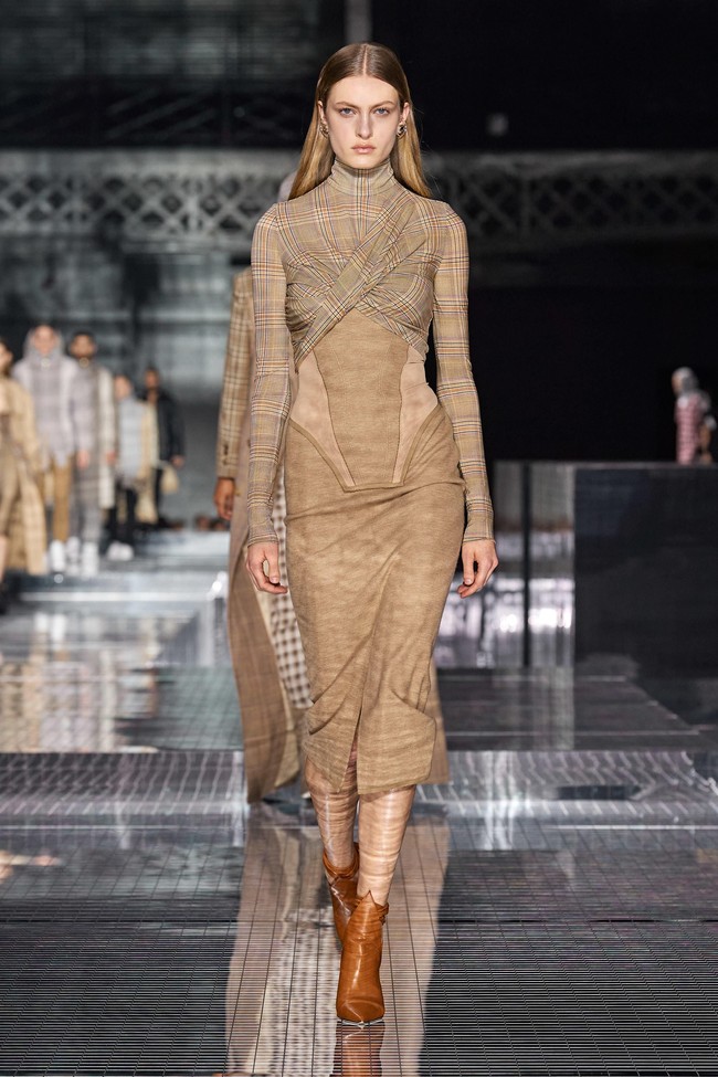 Fashion show terbaru Burberry ready to wear fall/winter 2020 yang diadakan di Olympia, London Fashion Week 2020, London, Inggris, Senin [17/2/2020]. Foto: dok. Vouge.