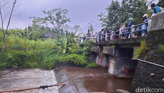 Proses evakuasi siswa SMPN 1 Turi Sleman di Sungai Sempor, Jumat (21/2/2020)