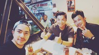 DJ berusia 36 tahun ini juga sering nongkrong bersama teman-temannya. Sambil makan malam dengan hidangan ayam goreng dan sambal acara ngumpul-ngumpul ini semakin seru. Foto: Instagram @dmustakira