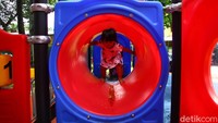 Taman Danau Dampelas dilengkapi dengan berbagai fasilitas permainan menarik bagi anak-anak.