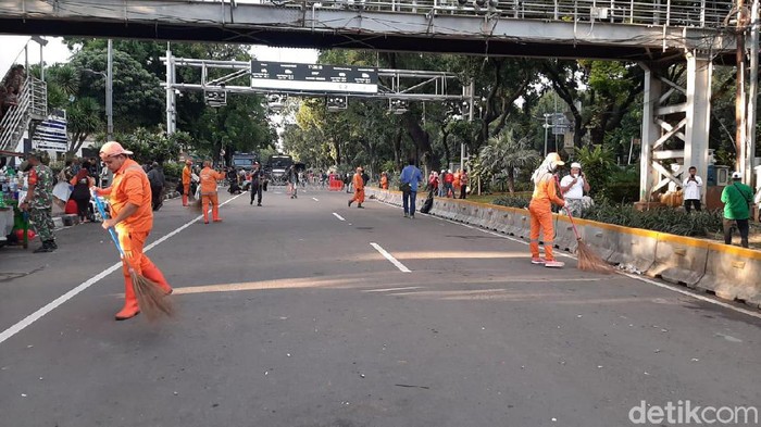 Pasukan oranye membersihkan sisa demo aksi 212