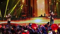 Tepat pukul 19.45 WIB TVXQ akhirnya memasuki panggung dengan busana bernuansa merah dan langsung mengguncang panggung Korean Wave in Love dengan lagu legendaris Mirotic. Foto: TVXQ (Hanif Hawari)