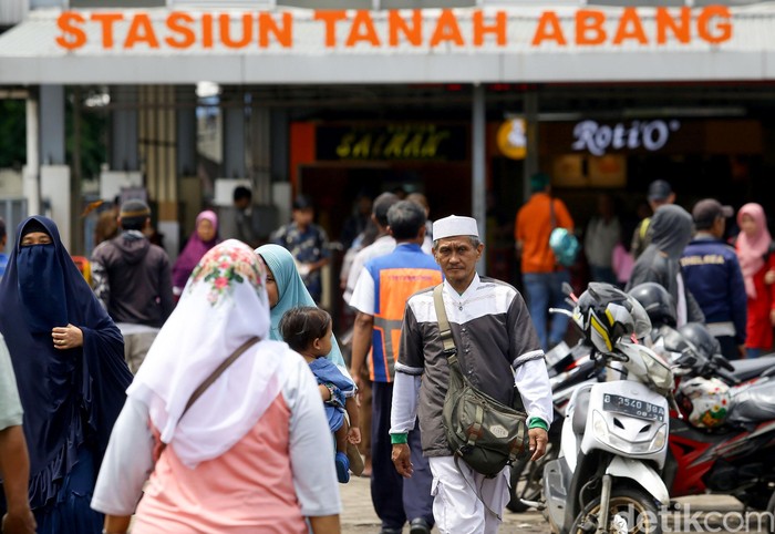 Suasana di Stasiun Tanah Abang Jelang Aksi 212 Aksi 212 'Berantas Mega Korupsi Selamatkan NKRI' akan digelar di kawasan Monas hari ini, Jumat (21/2/2020). Massa aksi itu pun mulai tiba di Stasiun Tanah Abang