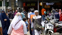 Sejumlah warga tampak berlalu lalang di kawasan Stasiun Tanah Abang, Jakarta, Jumat (21/2/2020).