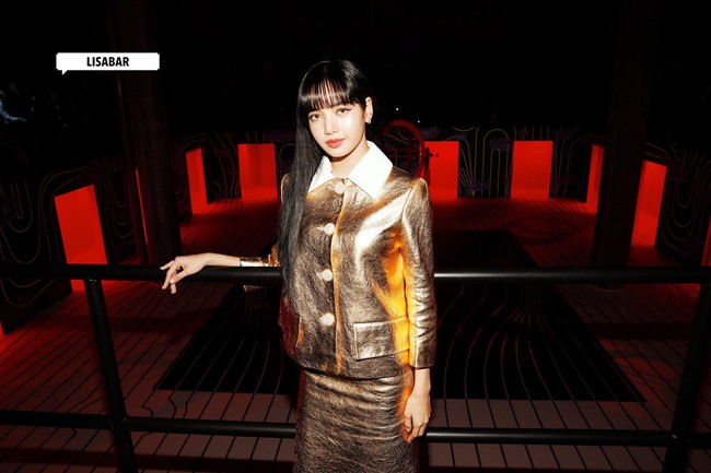 Kali ini Lisa Blackpink tampil feminin dan bersinar dengan busananya yang serba emas. Busana itu pun tampak seperti setelan kerja dengan sentuhan playful. Ternyata penampilan tersebut terinspirasi dari gaya rambutnya sendiri. Foto: Fansite
