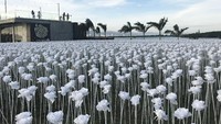  Dengan hamparan laut lepas yang indah, 10,000 Roses Cafe ini punya konsep yang tak biasa dan tentunya sangat cantik. Foto: Instagram/Ist