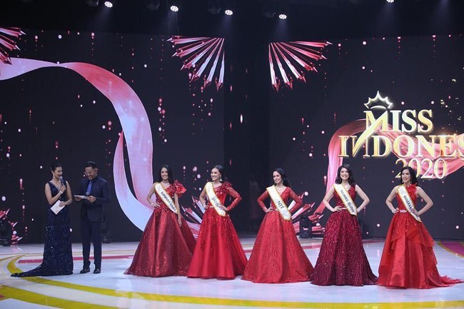 Momen Carla Yules berada di Top 5 bersama Miss Sumatera Utara Salma Dhiya Effendi, Miss Jambi Larissa Amelinda Soeryana, Miss Nusa Tenggara Timur Tenga Araminta Nadia Riwu Kaho dan Miss Bangka Belitung Christella Fenisianti. (Foto: Instagram)