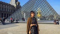 Bergaya di depan Museum Louvre di Paris (carlayules/Instagram)