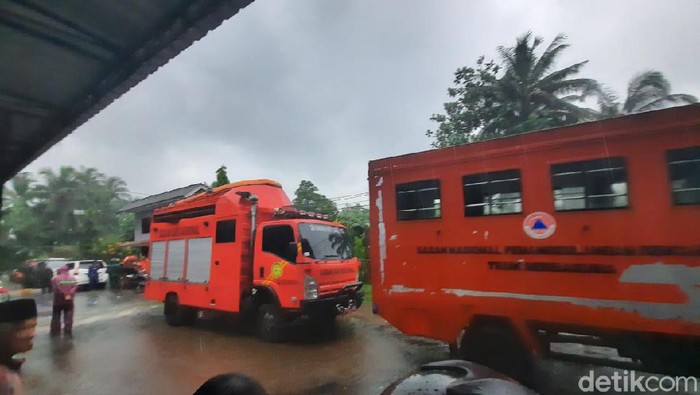 Proses evakuasi siswa SMPN 1 Turi Sleman di Sungai Sempor, Jumat (21/2/2020)