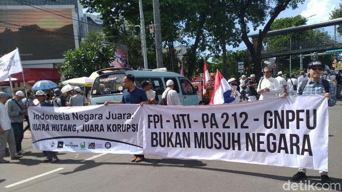 Spanduk FPI-HTI Bukan Musuh Negara di Aksi 212