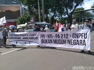 Massa Bawa Spanduk FPI-HTI Bukan Musuh Negara di Aksi 212