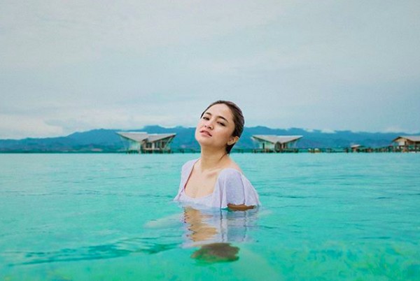 Tatapan seksinya berenang di laut biru nan jernih di pulo Cinta. Memang Pulo Cinra terkenal dengan Maldive nya Indonesia. (marshanda99/Instagram)
