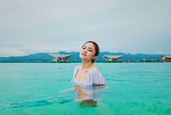 Tatapan seksinya berenang di laut biru nan jernih di pulo Cinta. Memang Pulo Cinra terkenal dengan Maldive nya Indonesia. (marshanda99/Instagram) Tatapan seksinya berenang di laut biru nan jernih di pulo Cinta. Memang Pulo Cinra terkenal dengan Maldive nya Indonesia. (marshanda99/Instagram)
