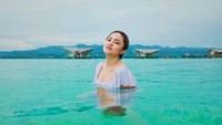 Tatapan seksinya berenang di laut biru nan jernih di pulo Cinta. Memang Pulo Cinra terkenal dengan Maldive nya Indonesia. (marshanda99/Instagram)