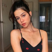 Meskipun Juria Hartmans sering tampil dalam gaya simpel dan kasual, ia mampu memberikan look seksi pada setiap penampilannya itu. Foto: Instagram @milkshakesspeare