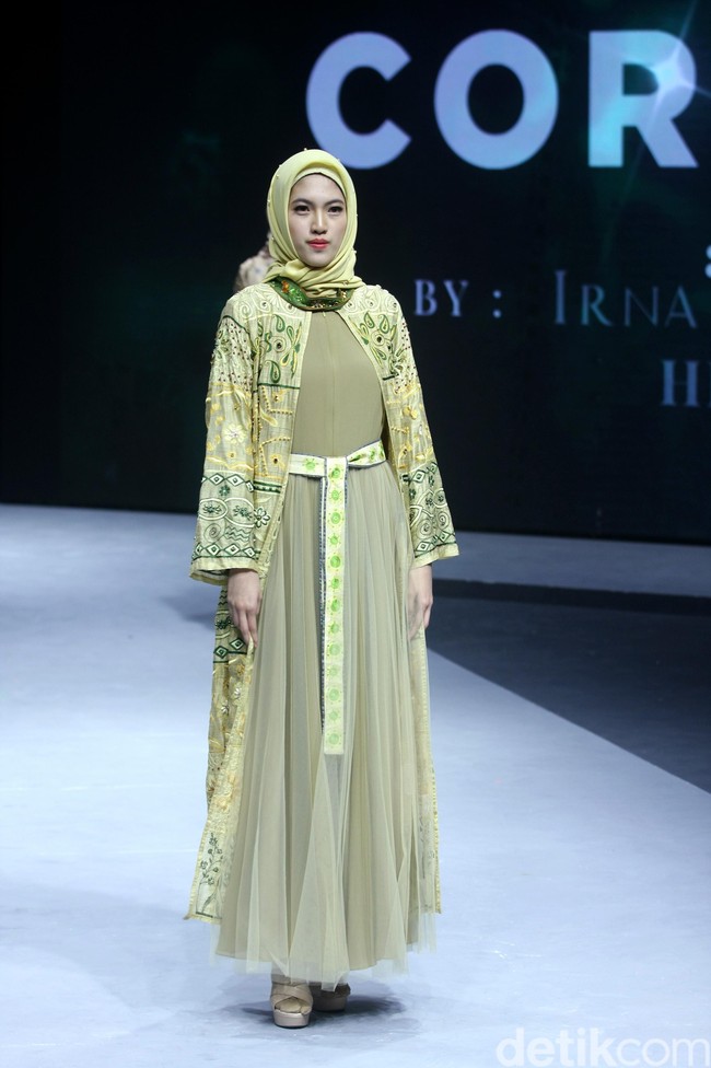 Irna Mutiara dari Label Irna La Perle menampilkan koleksi busana muslim bertema Corona di ajang mode Muslim Fashion Festival [Muffest] 2020, Kamis [20/2/2020]. Foto: Mohammad Abduh/Wolipop.