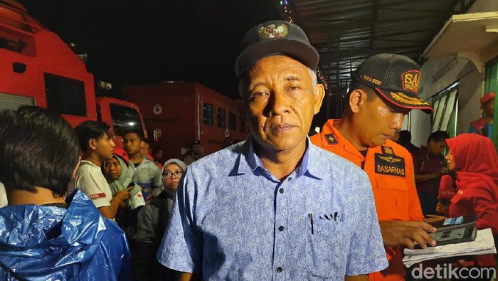 Bupati Sleman Sri Purnomo di TKP tewasnya siswa SMPN 1 Turi hanyut saat susur Sungai Sempor Sleman, Jumat (21/2/2020)