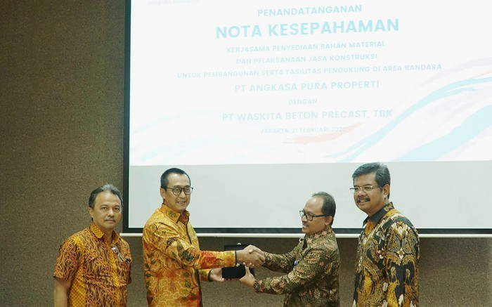 (dari kiri ke kanan),Direktur Teknik PT. Angkasa Pura Properti,Andiko Surya Wijaya, Direktur Utama PT Angkasa Pura Properti,Hendra Lesmana,Direktur Utama PT Waskita Beton Precast Tbk,Jarot Subana, Direktur Pemasaran PT. Waskita Beton Precast Tbk,Agus Wantoro saat penandatanganan nota kesepahaman kerjasma penyediaan bahan material dan pelaksanaan jasa konstruksi untuk pembangunan serta fasilitas pendukung di area bandara di Jakarta, Jumat(21/2).