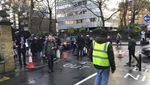 Penikaman di Masjid London, Seorang Muazin Terluka