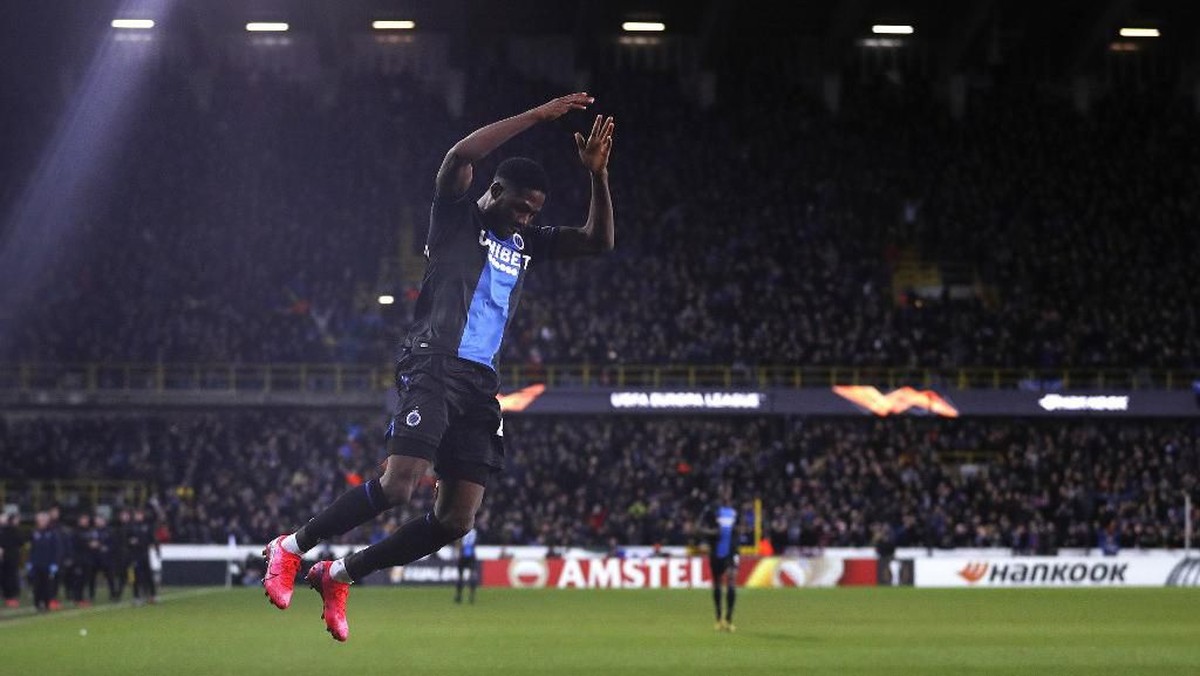 Striker Club Brugge Emmanuel Dennis mencetak gol ke gawang Manchester United Foto: Adrian Dennis / AFP Photo