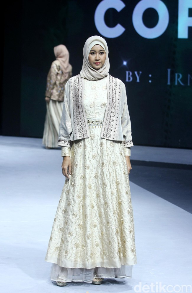 Irna Mutiara dari Label Irna La Perle menampilkan koleksi busana muslim bertema Corona di ajang mode Muslim Fashion Festival [Muffest] 2020, Kamis [20/2/2020]. Foto: Mohammad Abduh/Wolipop.