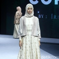Irna Mutiara dari Label Irna La Perle menampilkan koleksi busana muslim bertema Corona di ajang mode Muslim Fashion Festival [Muffest] 2020, Kamis [20/2/2020]. Foto: Mohammad Abduh/Wolipop.