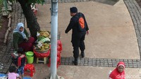 Para pedagang ini memanfaatkan momen aksi 212 untukmeraup untung.