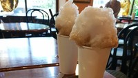 Bukti lain kalau Seo Ji Hye suka mencicipi berbagai makanan. Aktris yang sering disebut mirip Song Hye Kyo ini menikmati roti manis plus minuman topping cotton candy. Foto: Instagram jihye8024